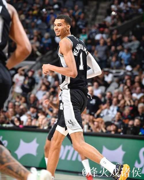 文班25+9马刺狂胜爵士 布克40分太阳绝地翻盘快船